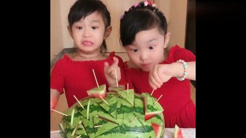 双胞胎姐妹吃瓜爆料,一场吃瓜爆料的狂欢